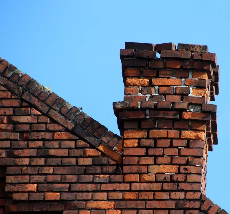 Signs Your Glencoe Home Needs a Chimney Inspection Damaged chimney on an Glencoe home showing cracks and missing mortar